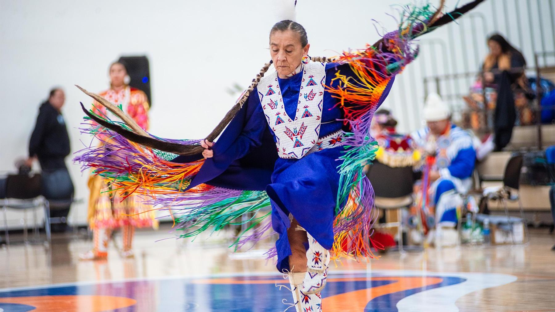 一个印第安人在跳传统舞蹈.